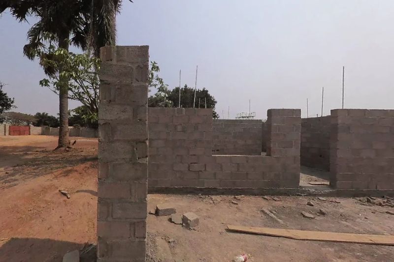baustelle_kazembe_openspace Construction of a school building in Kazembe, Zambia. The first concrete block walls are in place, while construction work is still ongoing.